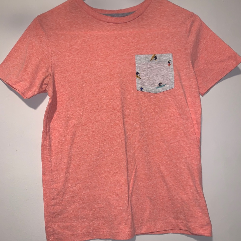Children’s salmon tee with surfers on pocket
